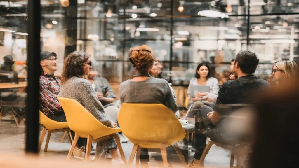 Gruppe von menschen sitzt in einem Stuhlkreis, Business-Resilienz für Unternehmen
